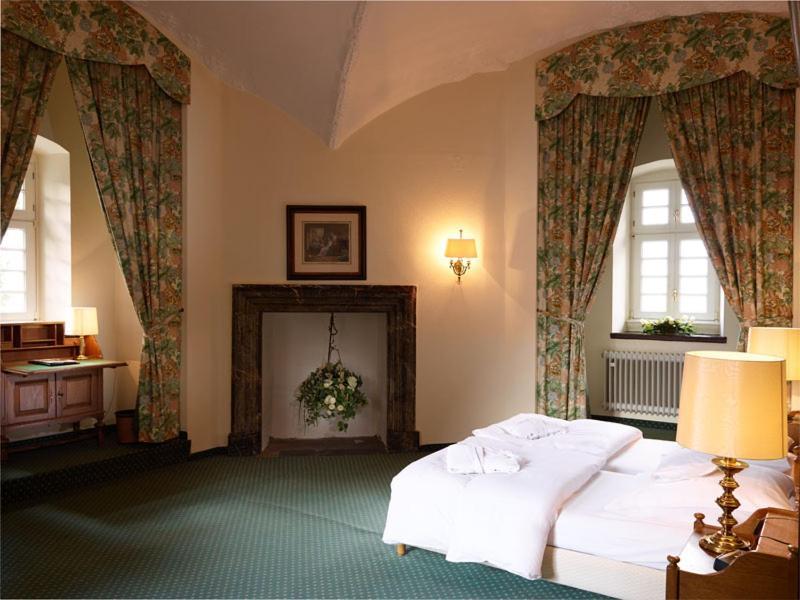 אטנדורן Hotel Und Restaurant Burg Schnellenberg מראה חיצוני תמונה