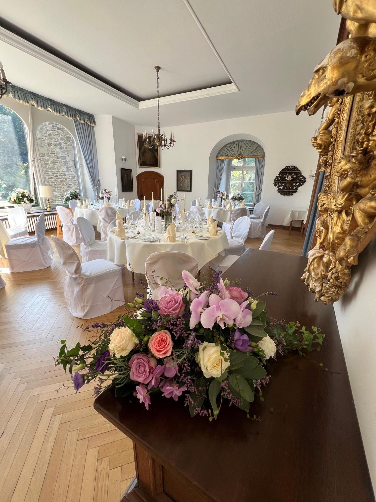 אטנדורן Hotel Und Restaurant Burg Schnellenberg מראה חיצוני תמונה