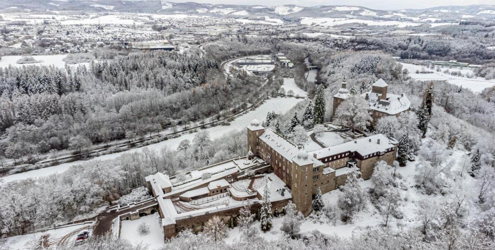 אטנדורן Hotel Und Restaurant Burg Schnellenberg מראה חיצוני תמונה